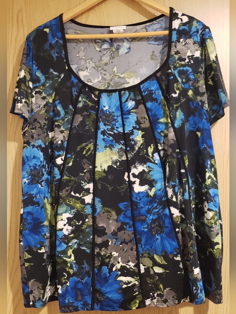 Women’s Blue Floral Pleated Scoop Neck Top With Short Sleeves